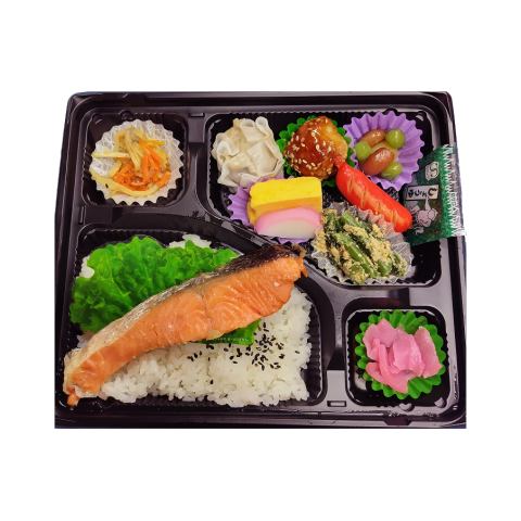 大きな鮭とたっぷりおかずの幕の内