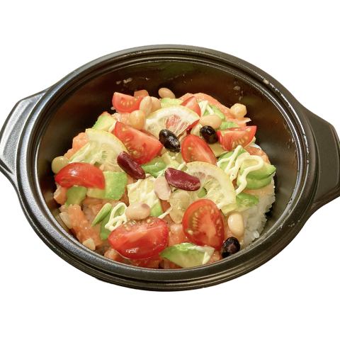 ごま香る!　南国気分の彩りサーモンポキ丼