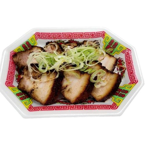 秘伝のタレで煮込んだ手仕込みチャーシュー